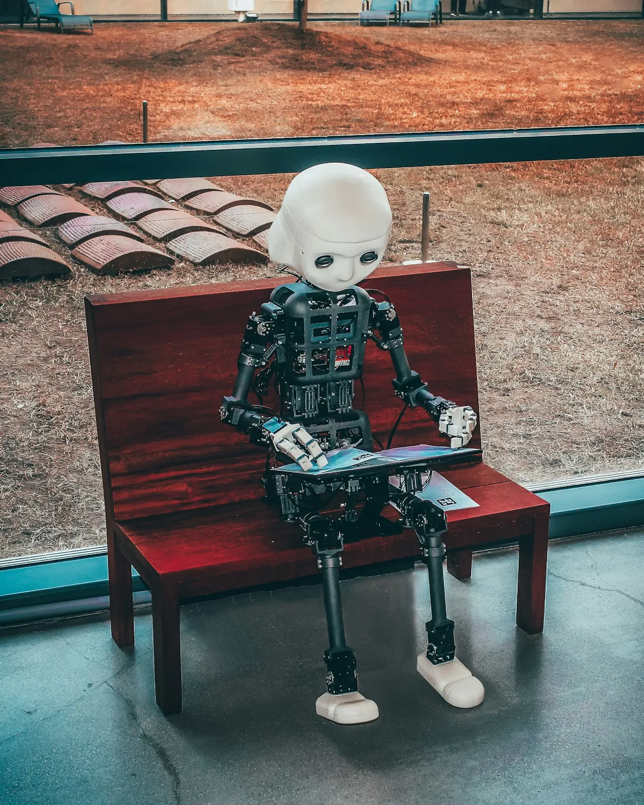 ChatGPT ve Google Gemini logolarının karşılaştırmasını gösteren minimalist sahne