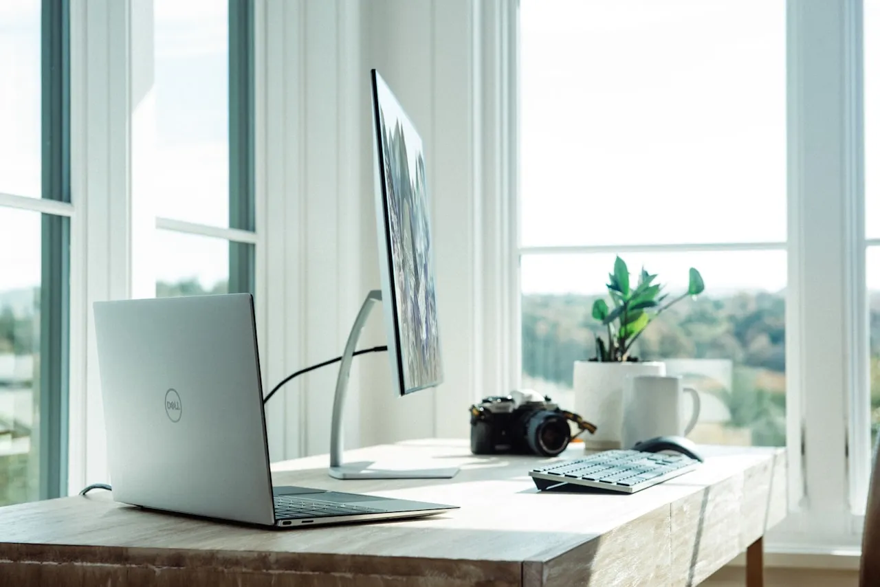 Claude AI arayüzü ve laptop ekranı