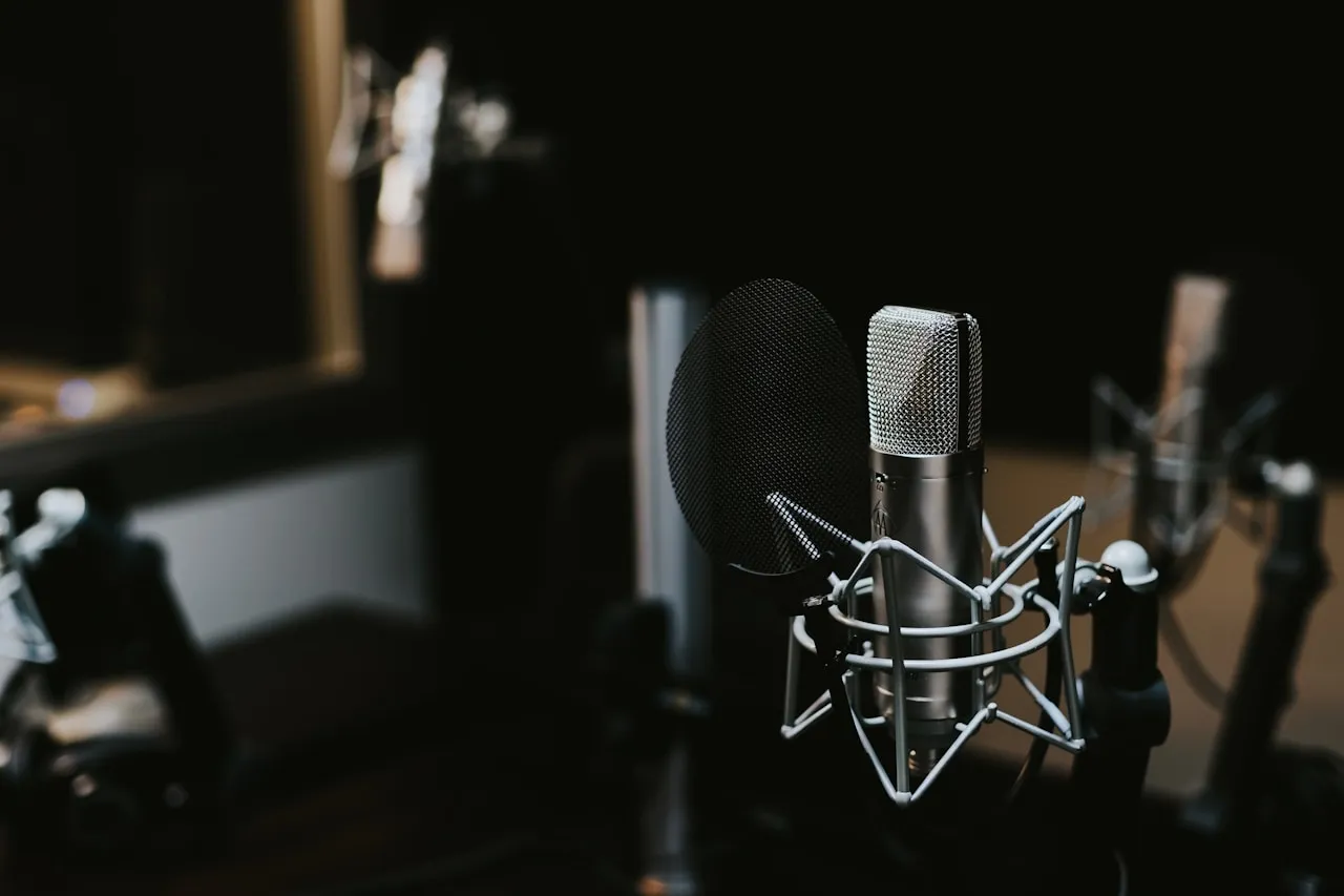Podcast stüdyosu, mikrofon ve laptop