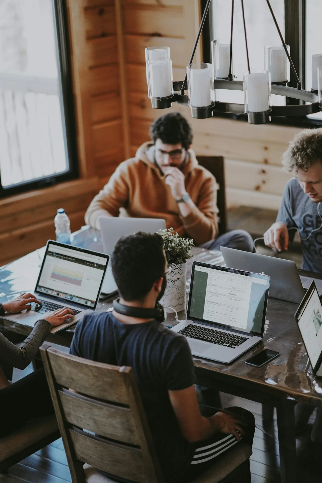 Freelance çalışma alanı, laptop ve kahve