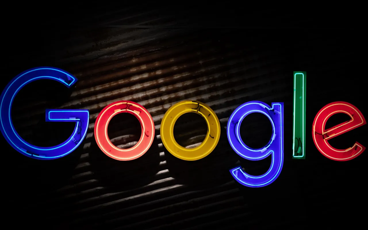 Gemini AI ile Google ekosistemini gösteren modern arayüz
