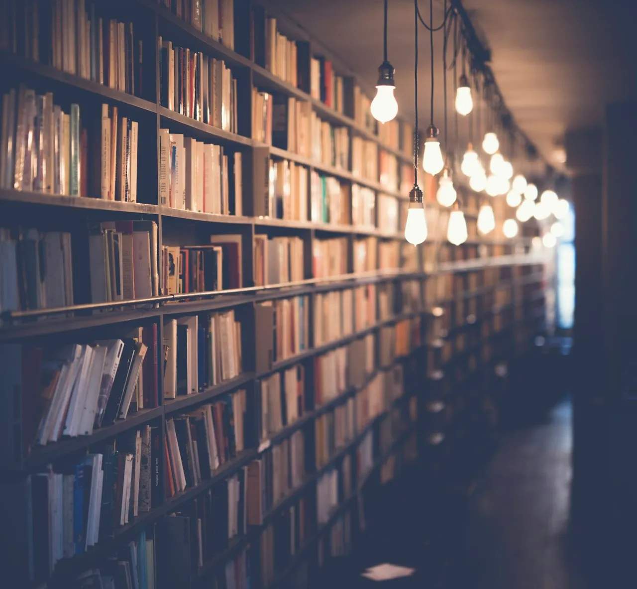 Kitap rafları ve çalışma alanı bulunan modern kütüphane